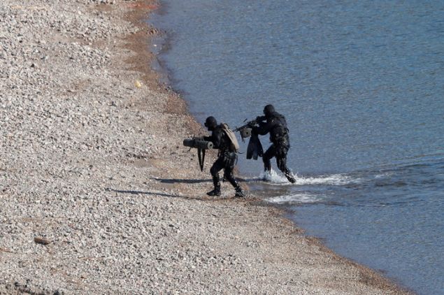                                                                  Tatbikatn en nemli safhalarndan olan amfibi karma eitimi zmir Krfezi'nde yaplrken, Trkiye'de zel sektr tersaneleri tarafndan ina edilen en byk ve ileri teknolojiye sahip harp gemisi zelliini tayan tank karma gemisi TCG Bayraktar (L-402) nclnde gerekletirilen karma harekat, Hekim Adas'na dzenleniyor.                                                       