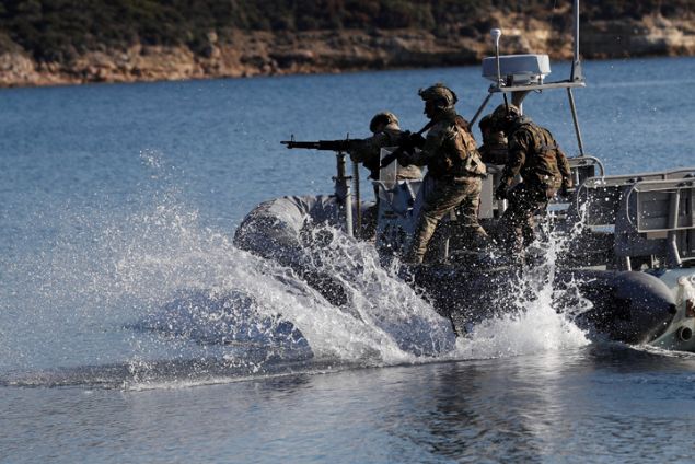                                                                 Deniz Kuvvetleri Komutanl tarafndan Cumhuriyet tarihinde ilk defa ana vatan evreleyen  denizde 103 geminin katlmyla e zamanl gerekletirilen 'Mavi Vatan 2019 Tatbikat'nn Foa blmnde senaryo gerei dman topra olan Hekim Adas'na amfibi karma harekat balad.                                                        