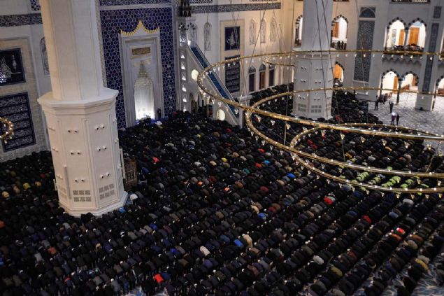 Sabah namaz�yla birlikte yo�un bir cemaatle namaz�m�z� eda ettik. Bir �ok �zelli�i var. Bunlar� minarelerinde kubbesinde di�er aksamlar�nda bir �ok ilkleri bar�nd�r�yor. Ben bu kadar�n� s�yleyeyim �imdilik. �leri de bunlar� ��reneceksiniz.' diye konu�tu.    