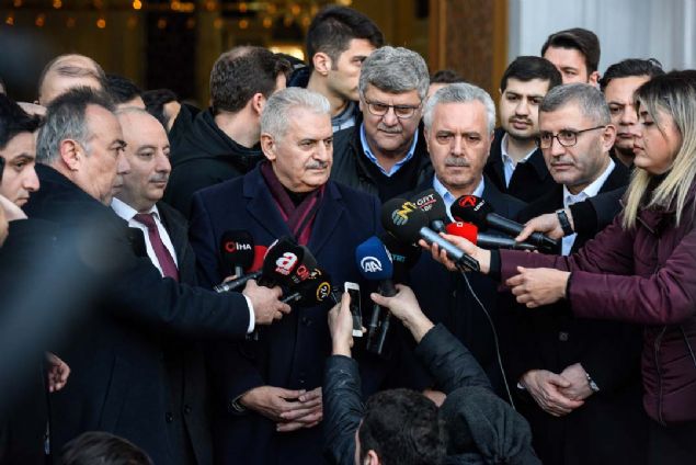 Namaz�n ard�ndan bas�n mensuplar�na a��klama yapan Y�ld�r�m,   