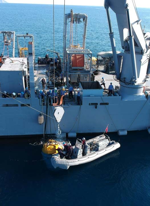 Adann sahiline yaklaan gemi ve birliklerin deniz iinde karlaabilecei muhtemel bir mayn ya da tehlikeli cisimlerin tespit edilmesi iin TCG Edremit Gemisi'nde konulu bulunan Hafif Otonom Sualt Arac'nda (HOSA) zel grevli dalglarca denize brakld. 