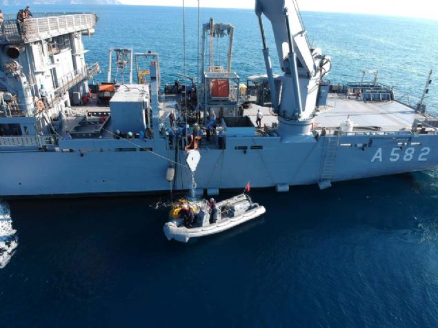 SAT ve SAS komandolarnca sahile yakn blgelerdeki maynlar ve su alt engellerinin kefi yapld. Bir SAT timi senaryo gerei dman sahiline karak ky gvenlii ald, botlarla gelen dier SAT timleri karma gemilerinin yanaacan blgede bulunan mayn imha etti. 