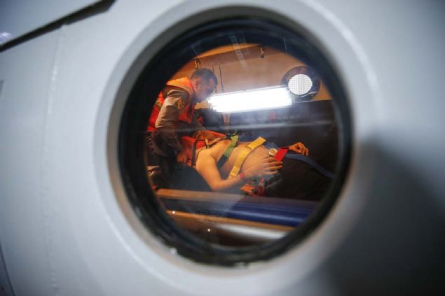 Denizaltnn yaklak 80 metre derinlikte olduu belirlendi. Gemide bulunan 47 personelin 14'nn yaral olduunun bildirilmesi zerine, denizalt kurtarma an ile personelin kurtarlmas faaliyetine sratle baland. 