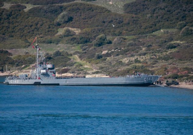 Marmaris Aksaz Liman'ndan kan TCG Alemdar Denizaltndan Personel Arama Kurtarma Gemisi, Aksaz aklarnda gerekletirilen tatbikatta senaryo gerei, Dou Akdenizde Denizalt Savunma Harbi tatbikat icra eden denizalt TCG anakkale dal derinliinden periskop derinliine gelirken, deniz zerinde bir ticari gemi ile arpt. 