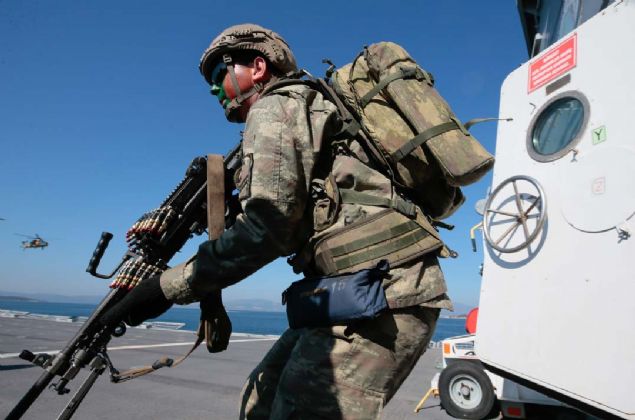 - SAT KOMANDOLARI N YAPTI    Hazrlk eitimleri kapsamnda Glck'teki Poyraz Liman'ndan asimetrik tehdit altnda seyre kalkan TCG Burgazada, senaryo gerei kendisine yaklaan bir bota ASELSAN yapm silah sistemleriyle ikaz ve imha atlar gerekletirdi. 