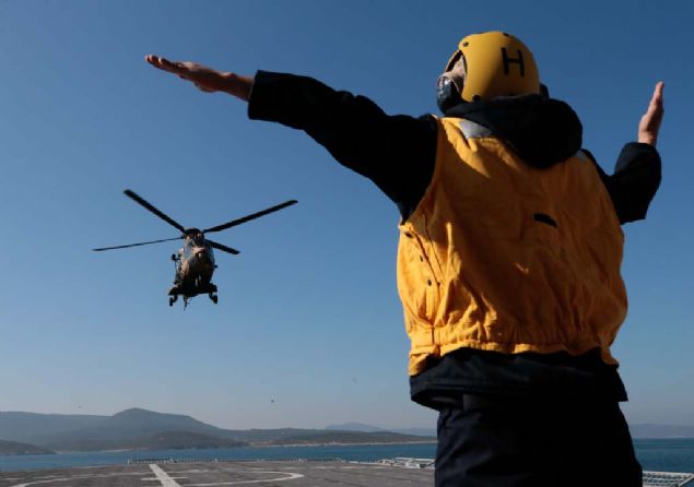 Faaliyetin devamnda birlie asimetrik saldr yapaca ihbar edilen bir helikopteri, silah ve sensrlerle imha eden milli korvette, 'seyrine taranm kanal geii' olarak tabir edilen mayn harbi eitimleri icra edildi. 