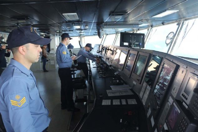 - AMFB DENZ PYADELERNN IKARMASI GZ KAMATIRDI    Senaryo gerei, zmir Krfezi aklarnda bulunan Hekim Adas'na karma yapmak iin amfibi deniz piyade birlikleri, tank ve zrhl aralarn yerli ve milli amfibi tank karma gemisi TCG Bayraktar'a yklenmesinin ardndan tatbikatn deniz gei safhas balad. 