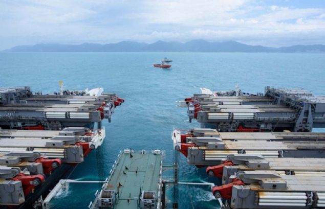 Rusya ve Bulgaristan sahillerini birbirine balayacak olan Gney Akm boru hatt projesi, Avrupa Birliinin (AB) basklar sonucunda 2014 ylnda durdurulmutu. Bu ise, Rusyann 2014 ylnda Krm ilhak etmesinin ardndan Brksel ve Vaingtonun artan endieleri sonucunda gereklemiti. 