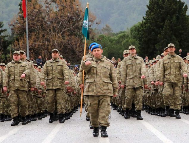 '1 ay temel eitime mteakip lise mezunu ve alt genler 5 ay ktada grev yapacak. Bunun sonunda erlere 'kalmak ister misiniz' diye soracaz.'     