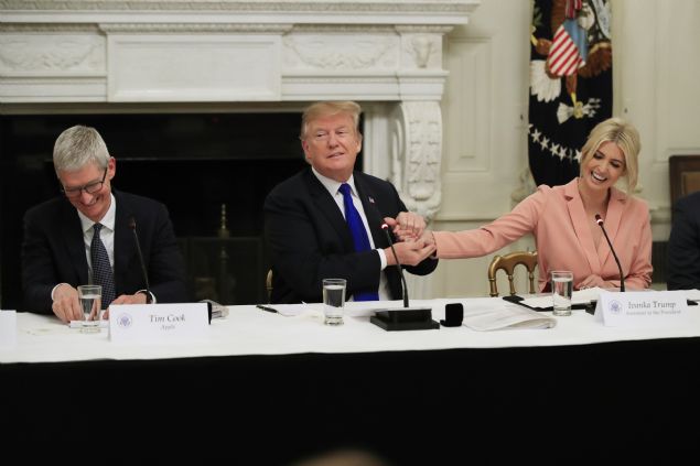 Beyaz Saray'dan ad�n�n a��klanmas�n� istemeyen bir yetkili, Associated Press ajans�na yapt��� a��klamada, Trump'�n pazartesi g�n� a��klanmas� beklenen b�t�e teklifine, Ivanka Trump'�n �nc�l���ndeki Kad�nlar�n K�resel Kalk�nmas� ve Refah� Giri�imi'ne 100 milyon dolar aktar�lmas�n�n �nerildi�ini s�yledi. 