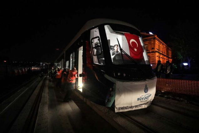 Emin�n�'nden ba�layarak Hali� sahili boyunca ilerleyerek Alibeyk�y Otogar�'na ula�acak �ekilde in�a edilen tramvay hatt�n�n Balat mevkine, gece saatlerinde t�rla bir vagon getirildi.  