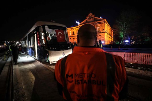 Vagon daha sonra belediye ekiplerince g�venli bir �ekilde raylara indirildi. Test s�r�� �al��mas�n�n ise sabah saatlerinde yap�laca�� ��renildi. 