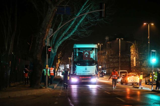 �al��malar tamamland���nda hat ayr�ca Emin�n� �stasyonu'nda, Kabata�-Emin�n�-Zeytinburnu - Ba�c�lar tramvay hatt� ve �ehir Hatlar� Vapur �skeleleri, K���kpazar �stasyonu'nda, Hac�osman-Yenikap� metro hatt�, Ayvansaray �stasyonu'nda Beylikd�z�-S���tl��e�me metrob�s hatt�, Feshane �stasyonu'nda yap�m� planlanan Ey�psultan-Bayrampa�a tramvay hatt�, Alibeyk�y Metro �stasyonu'nda Kabata�-Be�ikta�-Mecidiyek�y-Mahmutbey metro hatt�, Alibeyk�y Otogar� �stasyonu'nda ise Seyrantepe-Ka��thane-Alibeyk�y metro hatt� ile entegre olacak.  