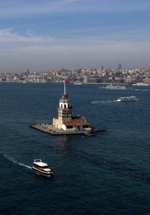 Trkiye'yi evreleyen  denizde gerekletirilen 'Mavi Vatan 2019 Tatbikat'n tamamlayan sava gemileri, stanbul Boaz'ndan geti.    