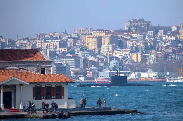 TCG Barbaros, Orureis, Kemalreis, Yldrm firkateynleri, Burgazada, milli gemi Bandrma korvetleri ve hcum botlar ile denizaltlardan olan 11 Trk sava gemi saat 10.00'da stanbul Boaz'na girdi.    