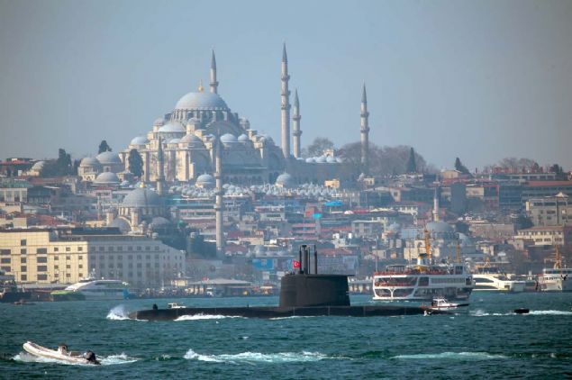 Pe pee ilerleyen gemiler havadan da grntlendi.    