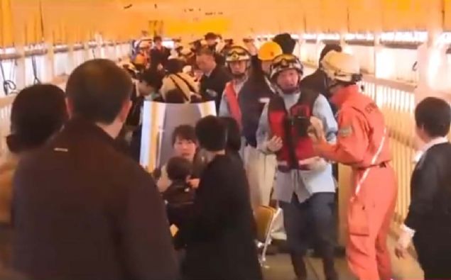 Kyodo'nun haberine g�re, Japon Sahil G�venli�i, Niigata liman�ndan kalkan feribotun Japon Denizinde Sado Adas� a��klar�nda bir 'deniz canl�s�na' �arpt���n�, kazada 5'i a��r 80'den fazla ki�inin yaraland���n� a��klad�. 