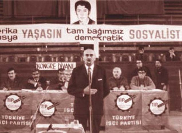 'H�k�mete ABD bask�s�'  <br>br>  Demirel H�k�meti, g�revi devrald�ktan sonra i�eride ve d��ar�da pek �ok sorunla kar��la�t�. Ha�ha� ekimi nedeniyle ABD'nin b�y�k tepki ve bask�s�yla kar��la�an h�k�met, i�eride ise yasa d��� �rg�tlerin eylemleri, sokak ve �niversite olaylar�yla m�cadele etmek zorunda kald�.  <br><br>  Adalet Partisi ve CHP'nin, �al��ma ya�am�n� ve temel sendikalar mevzuat�n� d�zenleyen 274 say�l� �� Yasas� ile 275 say�l� Sendikalar Yasas�'nda yapt��� de�i�iklik, ba�ta D�SK olmak �zere �e�itli sendikalar�n tepkisine yol a�t�.  