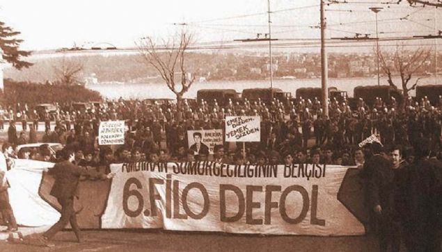 Sa�-sol �at��malar�n�n, toplumsal sorunlar�n artt��� bu s�re�te, 16 �ubat 1969'da T�rkiye siyasi tarihine 'kanl� pazar' olarak ge�en olay ya�and�. �stanbul'a demirleyen Amerikan 6. Filosunu protesto s�ras�nda ya�anan olaylarda 2 ki�i �ld�, y�zlerce ki�i yaraland�.  <br><br>  Anayasa de�i�ikli�iyle 'DP'lilerin siyasi haklar�n�n iade edilmesine' y�nelik TBMM'ye verilen teklif, d�nemin siyasi tart��malar�n�n fitilini ate�ledi. Genel Ba�kanl���n� �smet �n�n�'n�n yapt��� CHP'nin de olumlu bakt��� bu teklife, silahl� kuvvetler kar�� ��kt�.  