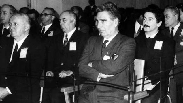 9 y�lda 11 h�k�met de�i�ti  <br><br>  Melen h�k�meti de bir s�re sonra g�revi b�rak�nca 15 Nisan 1973-26 Ocak 1974 y�llar� aras�nda g�rev yapan Mehmet Naim Talu h�k�meti �lkeyi se�ime ta��d�.  <br><br>  Talu'dan sonra Ba�bakanl�k koltu�una 37. H�k�met'i kuran B�lent Ecevit ge�ti.  <br><br>  12 Mart 1971 Muht�ras�'n�n ard�ndan 12 Eyl�l 1980 darbesine giden s�re�teki 9 y�lda, 11 h�k�met de�i�ikli�i oldu.  <br><br>  Siyasi tart��malar�, toplumsal bunal�m� daha da derinle�tiren muht�ra sonras�nda ya�anan geli�meler, 12 Eyl�l 1980 darbesine giden yolun kilometre ta�� oldu.  