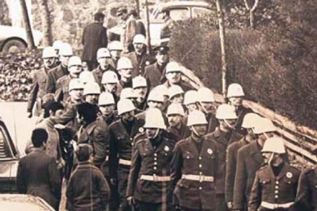 '��renci olaylar�, ekonomik sorunlar...'  <br><br>  ���i eylemleriyle, siyasi krizlerle m�cadele eden h�k�metin kar�� kar��ya kald��� sorunlardan birisi ise ��renci olaylar� oldu.  <br><br>  �niversitelerde kar��t g�r��l� gruplar aras�nda ��kan ve emniyet g��lerince g��l�kle bast�r�lan olaylarda, �ok say�da ��renci yaraland�.  <br><br>  Eski ABD Ankara B�y�kel�isi Robert Komer'in arabas�n�n ODT�'y� ziyareti s�ras�nda yak�lmas�, Ankara'da, Deniz Gezmi� ve arkada�lar�nca 4 ABD askerinin ka��r�l�p sonras�nda serbest b�rak�lmas� da d�nemin dikkat �eken olaylar� aras�nda yer ald�.  <br><br>  Ekonomik s�k�nt�lar�n da ya�and��� T�rkiye'de, halk yoksulla�maya, sosyal sorunlar artmaya ba�lad�.     