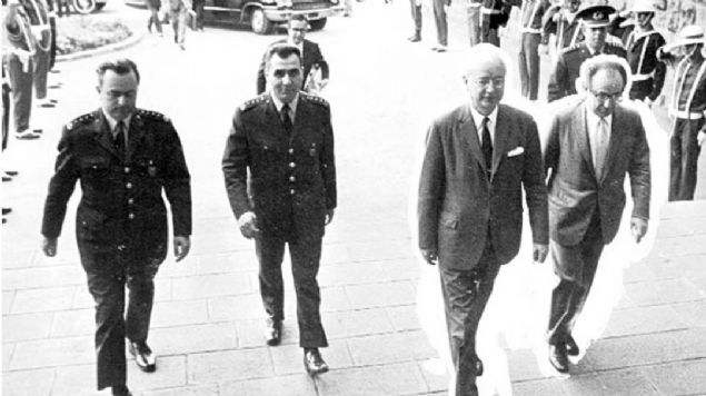 Demirel'den 'Cumhuriyet' sorusu  <br><br>  T�rkiye'de 1971'e gelindi�inde darbenin ayak sesleri duyulmaya ba�land�. Ordunun komuta kademesinde m�dahale fikrinin a��rl�k kazand��� bu s�re�te, Ba�bakan Demirel'in 'T�rk Silahl� Kuvvetlerinin Cumhuriyet'in ve rejimin bek�ili�i, yurdun i� ve d�� tehlikelere kar�� savunulmas� g�revlerini b�rak�p memleket idaresini ele almas� halinde, bizatihi korumakla m�kellef olduklar� rejim, Cumhuriyet ne hale gelir?' s�zleri dikkati �ekti.  <br><br>  Sonunda ordu, 27 May�s 1960'dan yakla��k 11 y�l sonra, sivil siyasete yeniden m�dahale etti. 12 Mart 1971'de saat 13.00'de, Genelkurmay Ba�kan� Memduh Ta�ma�, Kara Kuvvetleri Komutan� Faruk G�rler, Deniz Kuvvetleri Komutan� Celal Eyiceo�lu ve Hava Kuvvetleri Komutan� Muhsin Batur'un imzas�n� ta��yan muht�ra TRT Radyolar�ndan okundu.  <br><br>  Cumhurba�kan� Cevdet Sunay'a, Ba�bakan Demirel'e, TBMM'ye ve Cumhuriyet Senatosu'na yaz�l� olarak g�nderilen 3 maddeli muht�rada, Demirel istifa etmez ve yerine askerlerin onaylayaca�� bir h�k�met kurulmazsa, ordunun idareyi do�rudan �zerine alaca�� bildirildi.  