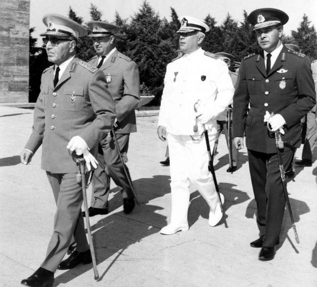 Muht�ra metni  <br><br>  'Parlamento ve h�k�met, s�regelen tutum, g�r�� ve icraat�yla yurdumuzu anar�i, karde� kavgas�, sosyal ve ekonomik huzursuzluklar i�ine sokmu�, Atat�rk'�n bize hedef verdi�i �a�da� uygarl�k seviyesine ula�mak �midini kamuoyunda yitirmi� ve anayasan�n �ng�rd��� reformlar� tahakkuk ettirememi� olup, T�rkiye Cumhuriyeti'nin gelece�i a��r bir tehlike i�ine d���r�lm��t�r.' g�r���n�n savunuldu�u muht�rada, �u ifadelere yer verilmi�ti:  <br><br>  'T�rk milletinin ve sinesinden ��kan Silahl� Kuvvetlerinin bu vahim ortam hakk�nda duydu�u �z�nt� ve �mitsizli�ini giderecek �arelerin, partiler �st� bir anlay��la meclislerimizce de�erlendirilerek mevcut anar�ik durumu giderecek anayasan�n �ng�rd��� reformlar� Atat�rk�� bir g�r��le ele alacak ve ink�lap kanunlar�n� uygulayacak kuvvetli ve inand�r�c� bir h�k�metin demokratik kurallar i�inde te�kili zaruri g�r�lmektedir. Bu husus s�ratle tahakkuk ettirilemedi�i takdirde, T�rk Silahl� Kuvvetleri, kanunlar�n kendisine vermi� oldu�u T�rkiye Cumhuriyeti'ni korumak ve kollamak g�revini yerine getirerek idareyi do�rudan do�ruya �zerine almaya kararl�d�r.'  