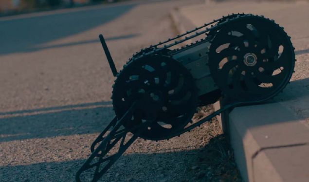 Kullanclar tarafndan performans deerlendirmeleri yaplrken, gerekli grlen zellikler iin tasarmn iyiletirilmesine ynelik grler firmalara iletildi. Firmalar nisan aynda yaplmas planlanan bir sonraki gsterime kadar gerekli iyiletirmeleri n prototiplere yanstacak.  <br><br>  Aralar sahada kullanacak gvenlik personeliyle yrtlen bu almalarla projelerin tasarm, retim ve kalifikasyon srelerindeki muhtemel riskler minimize edilecek ve ihtiya duyulan insansz kara aralar maliyet etkin ve en yetkin ekilde tedarik edilecek. 