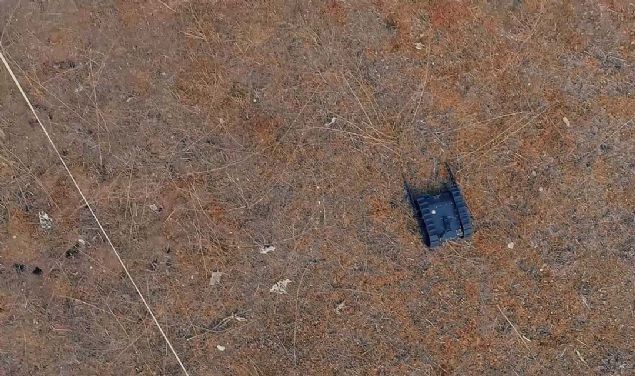 TASARIMLAR GRLER DORULTUSUNDA YLETRLECEK  <br><br>  Gsterim aamasnda firmalar, kendilerine ayrlan srede nce n tasarmlarn detaylandran ve projede teknik olarak geldikleri aamay anlatan sunumlar icra etti, sonrasnda rettikleri n prototiplerin yeteneklerini test alannda sergiledi. 