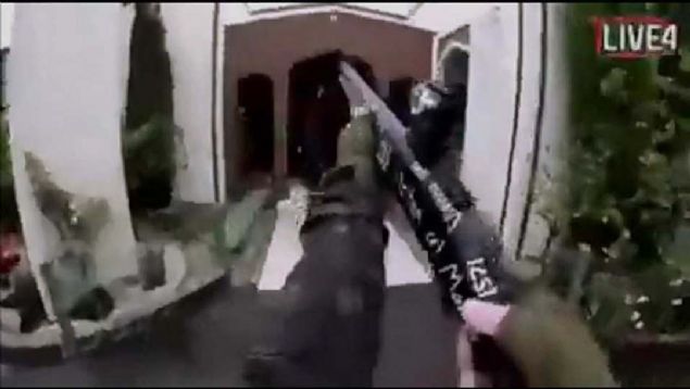 Silahlarn zerinde, daha nce dnyann baka blgelerinde Mslmanlara saldr dzenleyenlerin isimleri yer alyor. 