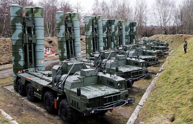 Mart aynn banda modernize edilmi S-400 uzun menzilli karadan havaya fze sistemlerinden oluan yeni bir partiyi Astrakhan Blgesi'ndeki Kapustin Yar test merkezinde test edildikten sonra teslim Baltk Filosu'na  teslim edilmiti.   
