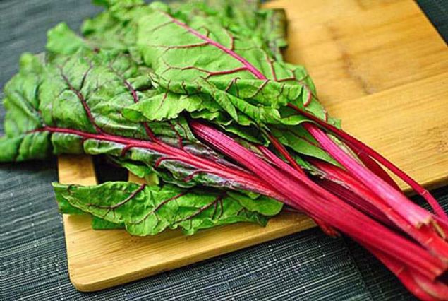 5. PANCAR YAPRAI  <br><br>  22 kalori (100 g) Besin puan: 70  eker pancar bitkisinin yapradr. Kalsiyun, demir, K vitamin ve B grubu vitaminler (zellikle riboflavin) bakmndan nemli bir bitkidir. 