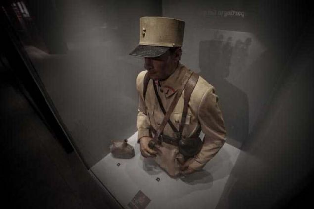 Yarmadann her youn olduu zamanlarda bu merkeze gelen ziyaretilerimiz en fazla 10 dakika bekleyerek burada seanslara giriyorlar. Yani biz her 10 dakikada bir anakkale destann btnyle ziyaretilere aktaryoruz.'    