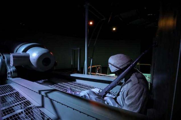 leri simlasyon teknikleri ile 11 canlandrma odas ve bir mzenin yer ald anakkale Destan Tantm Merkezi, 104 yl nceki deniz ve kara savalarn sadece anlatmakla kalmyor, savan nemli anlarn ziyaretilerine adeta yeniden yaatyor.  