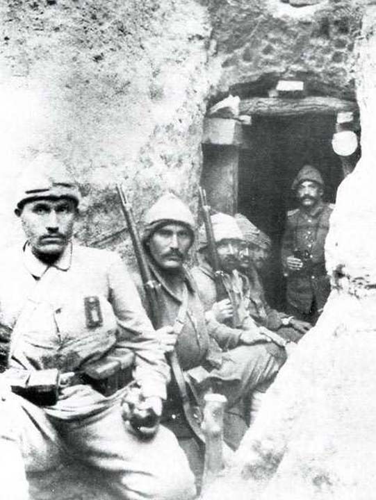 'anakkale geilmez' sznn yaratcs Mehmetikler ve komutanlar siperde dman taarruzunu kararl bir yz ifadesiyle bekliyorlar (1915).      