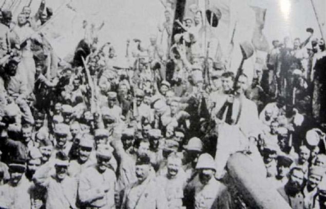 anakkale'de lmeden vatanlarna dnme sevincini yaayan Fransz askerleri dn yolculuunda (1915) 