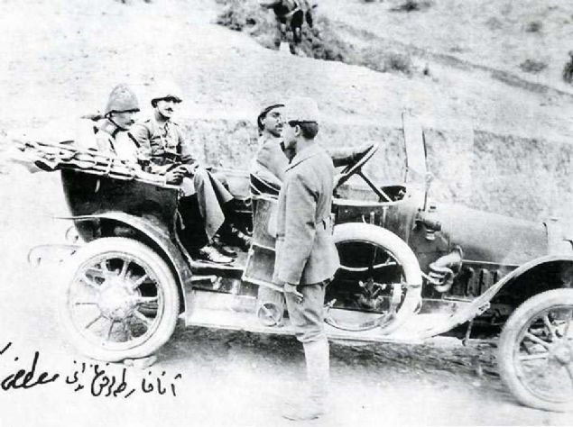 Anafartalar Grup Komutan Kur. Alb. Mustafa Kemal Gelibolu Yarmadas'nda askerden tekmil alyor.      