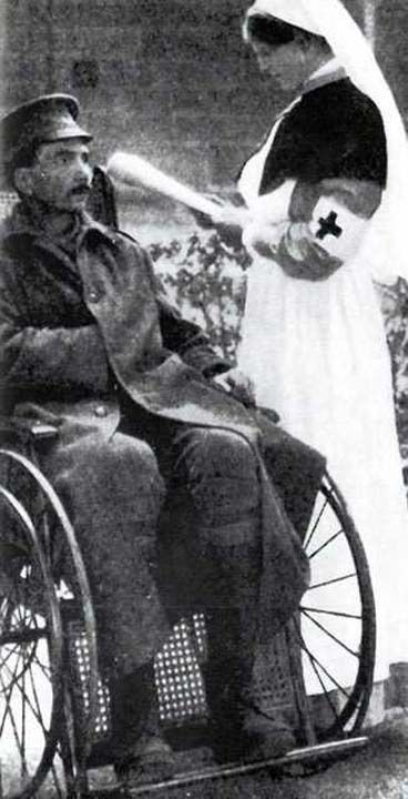 Yaral Trk askerine yemek yediren Kzlha hemiresi. 