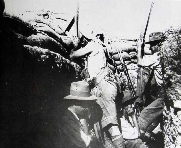 anakkale'de Anzak kurnazl. Bir Anzak askeri tfeine destek yapp, tetiine ip balam, elindeki ayna ile arkasndaki askerin yukarya kaldrd aynadaki grnty yakalayarak ate etmeye alyor (1915).      