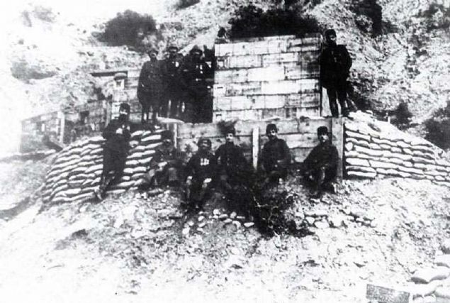 Arburnu Hain Tepe gerisinde ngiliz, Avustralya ve Yeni Zelanda kolordu karargahlarn koruyan kum torbalar ve cephane sandklarndan oluturulan perde nnde bu mevzileri ele geiren Trk askerleri (1915)   