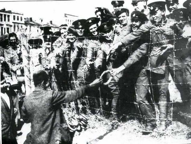 anakkale'de esir alnp stanbul'a getirilen ngiliz esirler sevin iinde simit alrlarken (1915) 
