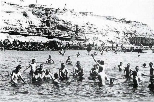 karma birlikleri askerleri denizde serinliyor. 