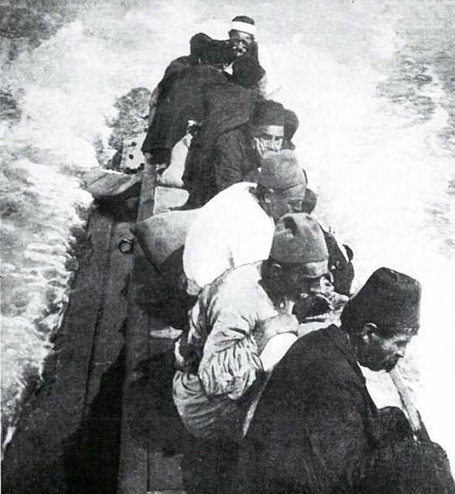 anakkale Sava'nda Osmanl cephesi. anakkale'de esir alnan Trklerden bir grup, sava gemisine gtrlrken derin znt iindedirler.      