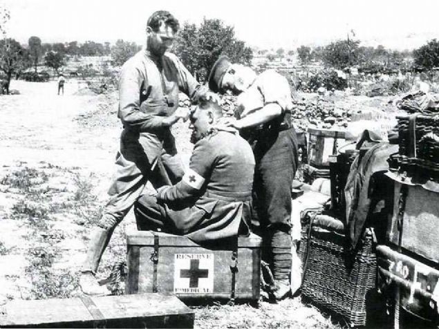 Kirte yolu zerindeki ngiliz salk merkezinde bir askerin tra edilmesi. Bitlenmeyi nlemek iin askerlerin ksa sal olmalar emredilmitir. 