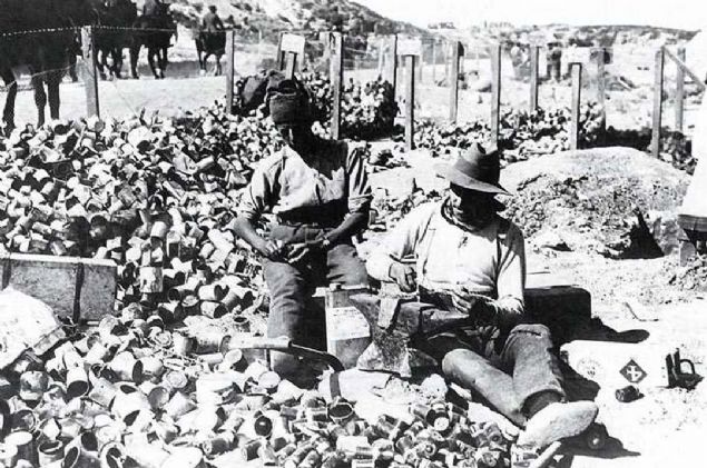 Anzak askerleri, bo top mermisi kovanlarndan ve konserve kutularndan patlayc tuzak ilke kendiliinden patlayan tfek dzeni hazrlyorlar.  