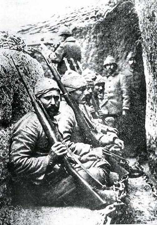 Mehmetikler anakkale'de siperde   