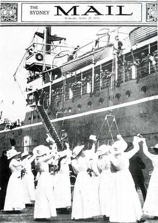 27 Ekim 1915 tarihli 'The Sydney Mail' dergisinin kapanda yaral Avustralyal askerlerin eleri tarafndan rhtmda karlan fotorafna yer verilmitir.  