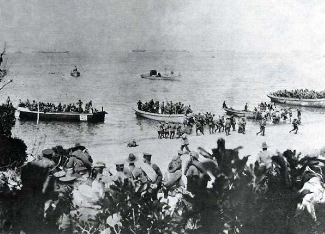 ngiliz ve Anzak askerlerinin verilen kayplar karlamak zere Seddlbahir'e yeni bir karmas (1915)      