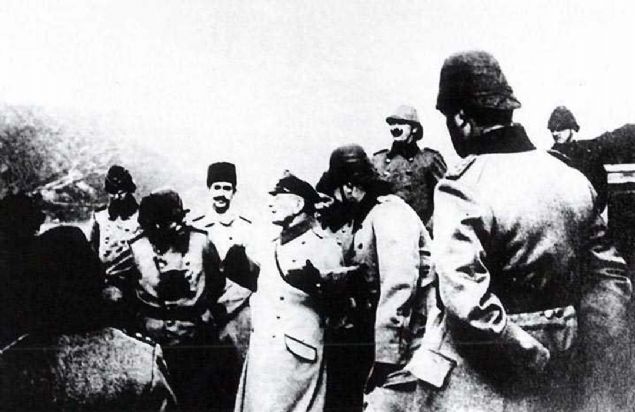 Alman Goltz Paa anakkale'de Trk subaylaryla.   
