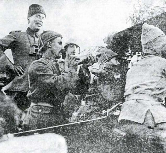 anakkale Sava'nda Osmanl cephesi. Gelibolu Yarmadas'nda top banda Trk askerleri (Kasm 1915).      